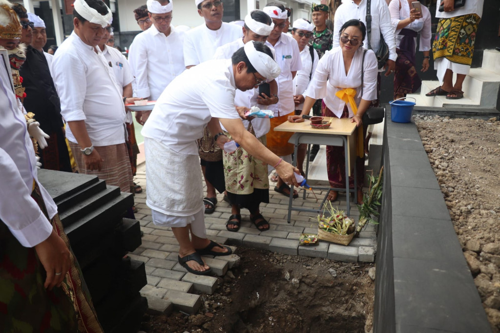 Sekda Adi Arnawa Hadiri Upacara Melaspas dan Nyakap Karang SMPN 5 Abiansemal